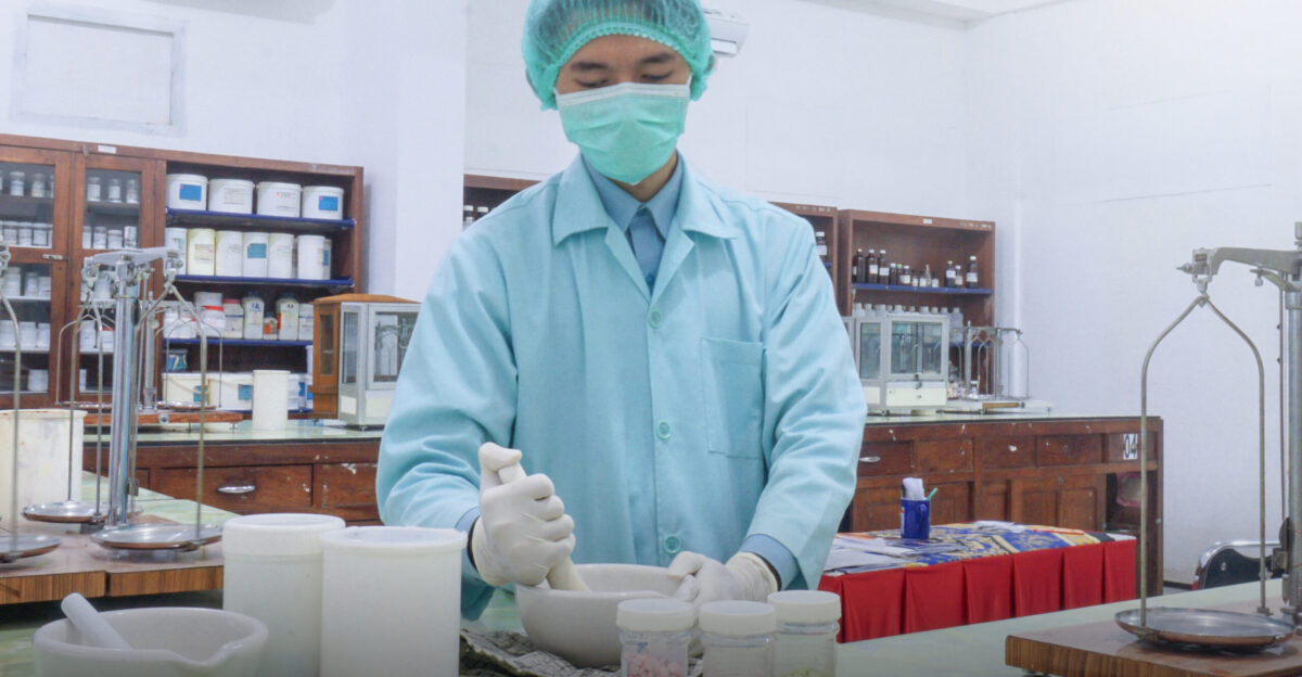 Persona que trabaja como asistente de farmac utico a cargo de la dispensaci n de medicamentos a los pacientes