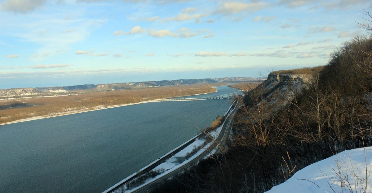 mississippi river bluff nature landscape scenic river mississippi snow