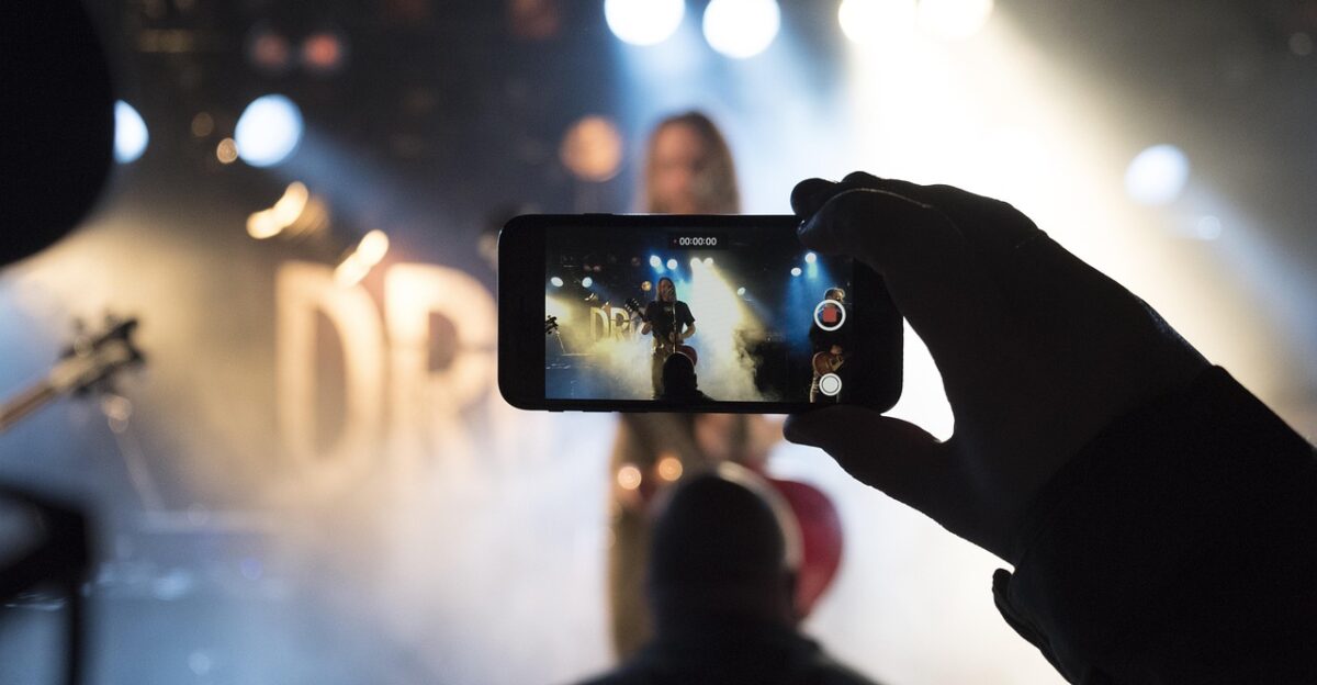 concert rock band singing cellphone crowd lights stage dark show event music picture photography hand band smartphone live concert concert rock band singing singing singing stage show show event event event event event music music band band band smartphone live live