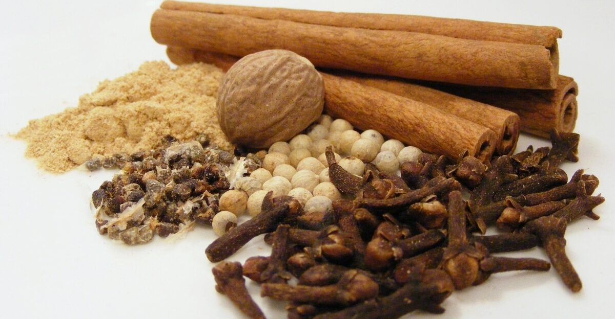 Spices used for Speculaas a Dutch cookie Speculaas blend Speculaaskruiden 15 gr cinnamon kaneel 2 gr cloves kruidnagel 2 gr nutmeg nootmuskaat 1 gr white peppercorn witte peper 1 gr ginger powder gemberpoeder gr cardamom seeds from the green pods kardemomzaadjes Grind in a coffee grinder or mortar