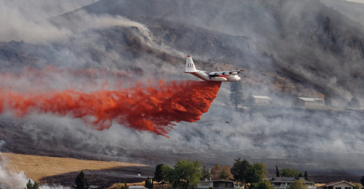 An <a href="https://en.wikipedia.org/wiki/airtanker" class="extiw" title="w:airtanker">airtanker</a> plane dropping <a href="https://en.wikipedia.org/wiki/fire_retardant" class="extiw" title="w:fire retardant">fire retardant</a> over the advancing Chelan Butte <a href="https://en.wikipedia.org/wiki/wildfire" class="extiw" title="w:wildfire">wildfire</a> (part of the Chelan Complex fire) in <a href="https://en.wikipedia.org/wiki/Chelan,_Washington" class="extiw" title="w:Chelan, Washington">Chelan, Washington</a>.