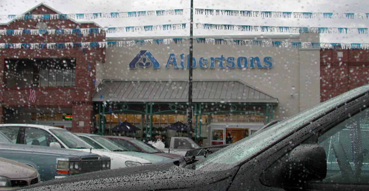 Albertsons in Mid-City The building is still there today 2008 but Albertsons is long gone New Orleans 2002
