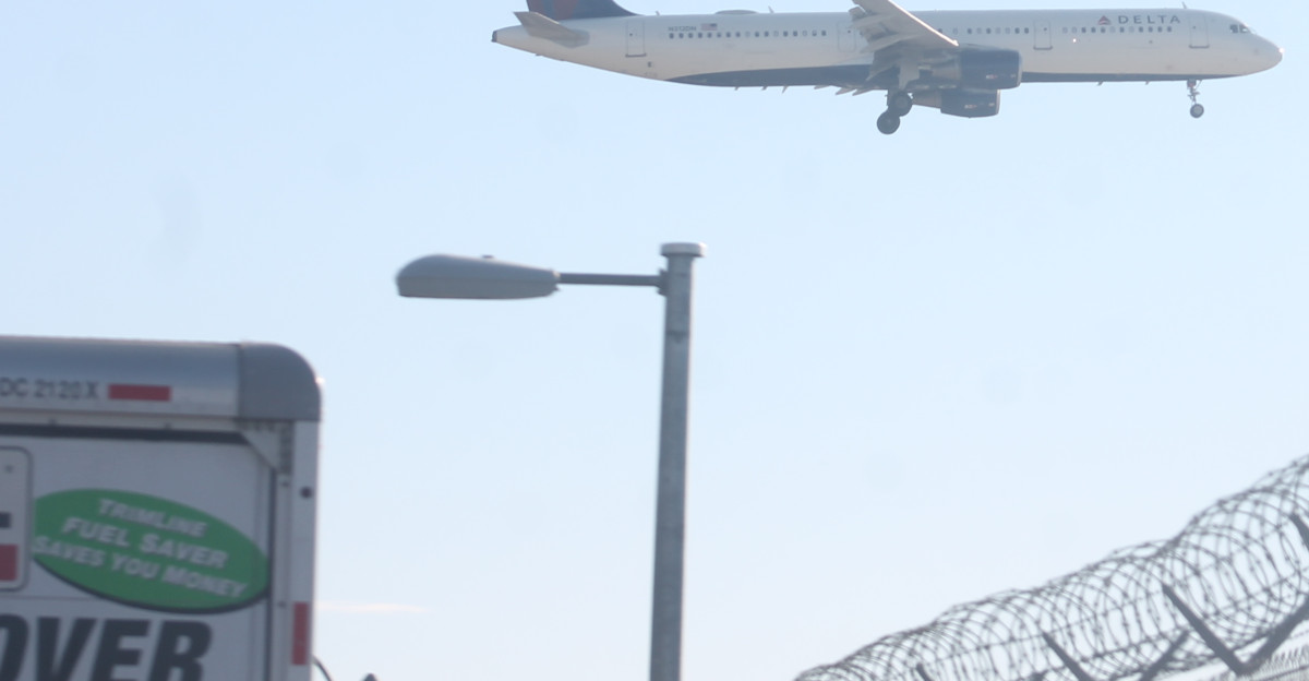 A 2016 Airbus A321-211 N312DN of Delta Air Lines on final for McCarran International Airport