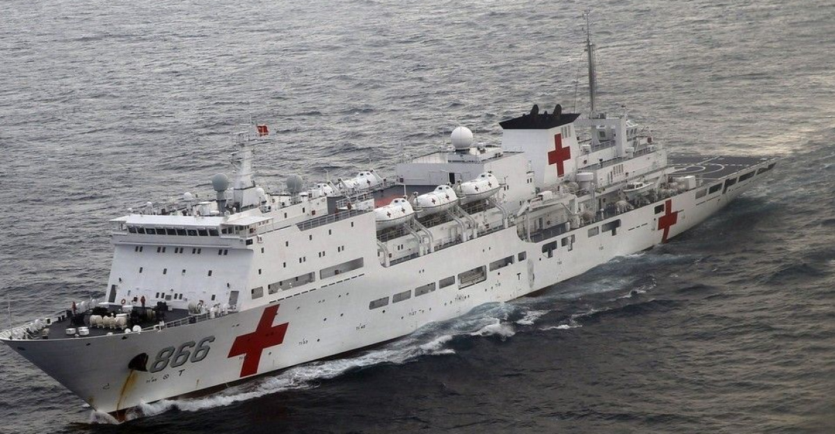 米海軍主催の環太平洋合同演習（リムパック、RIMPAC）に参加する中国軍の病院船「和平方舟（Peace Ark）」。南シナ海（South China Sea）の西沙諸島（英語名：パラセル諸島、Paracel Islands）近海で（2013年10月3日撮影、資料写真）。(c)AFP　▼1Jul2014AFP｜ハワイ沖で環太平洋合同演習、中国海軍が初参加 http://www.afpbb.com/articles/-/3019306 #Peace_Ark_Hospital_ship #Daishandao #Type_920_hospital_ship ◆Type 920 hospital ship - Wikipedia http://en.wikipedia.org/wiki/Type_920_hospital_ship by MERLION HM