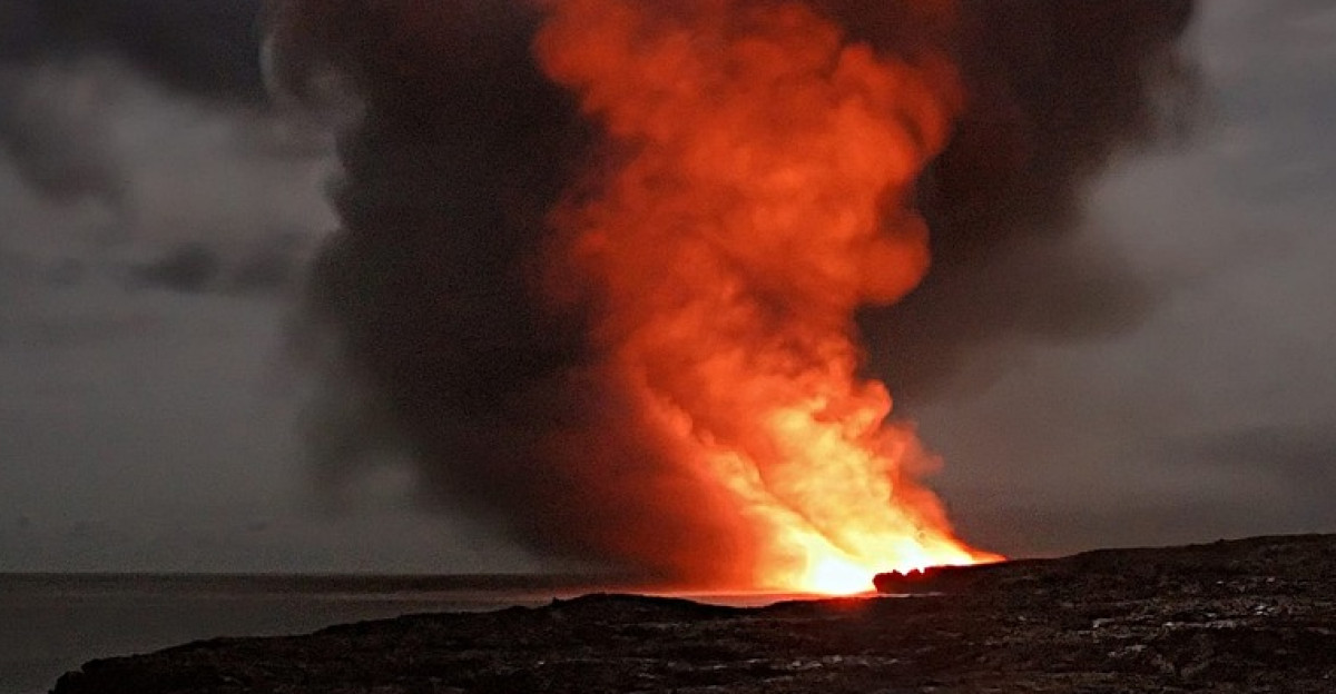volcano hawaii lava cloud ash water volcanic eruption volcanoes geological disaster natural terrain hot dangerous active night fire flame danger nature smoke heat landscape volcano volcano volcano volcano volcano lava fire fire fire smoke
