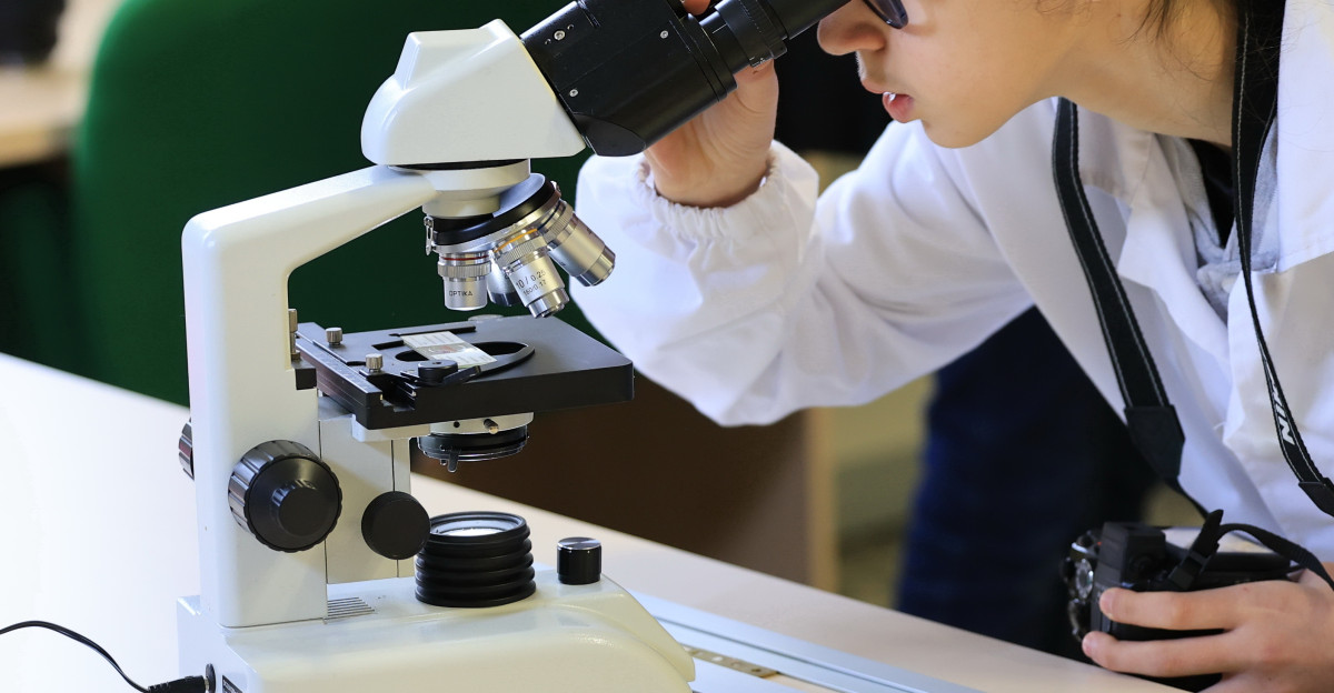 Some students using the microscope in the science lab at Collegio Rotondi Italy - Photo by Amalia Miccoli