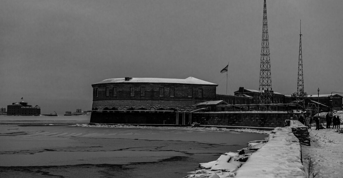 Snow-covered Kronstadt fort in black and white showcasing frozen landscape