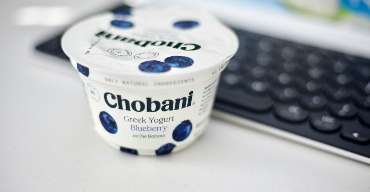 white and blue daisy sour cream