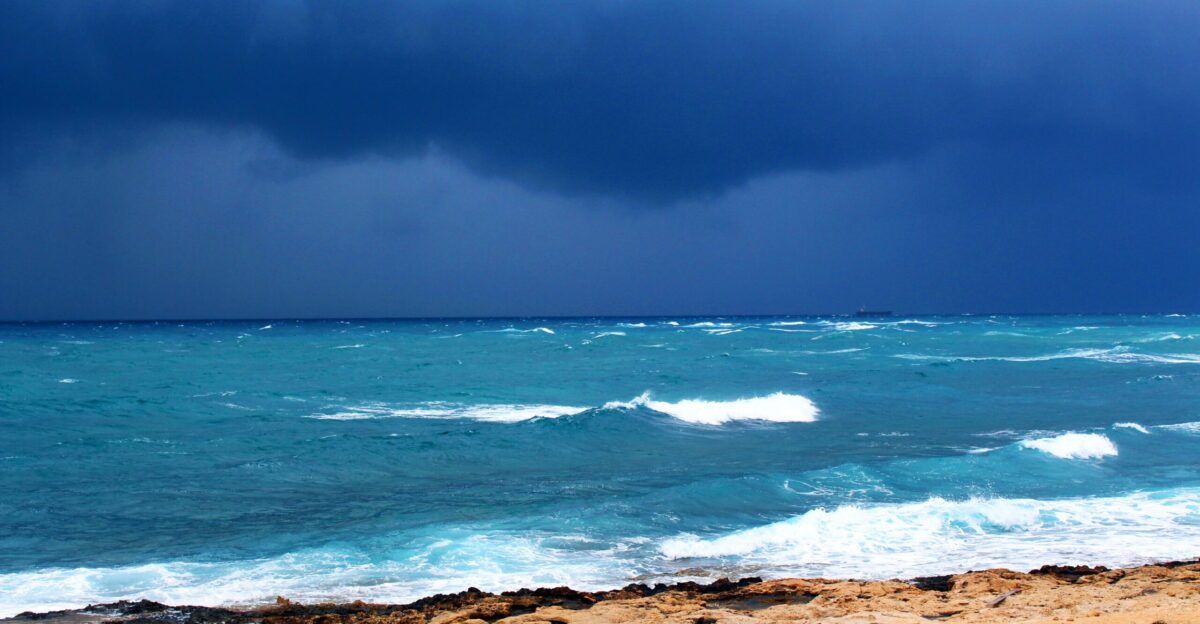 ocean waves crashing on shore during night time