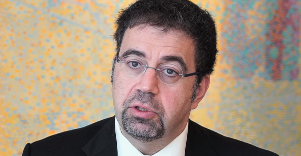 <a href="https://en.wikipedia.org/wiki/Daron_Acemoglu" class="extiw" title="en:Daron Acemoglu">Daron Acemoglu</a>