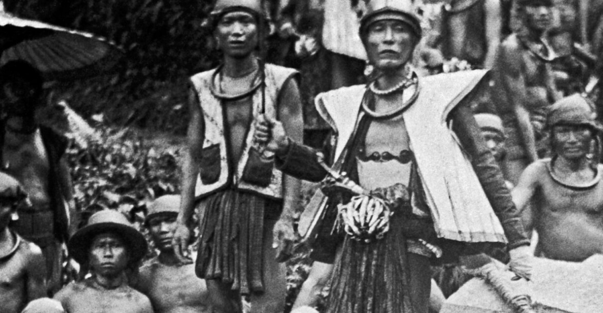 Repronegative. Big stones (megaliths), some nicely decorated, were a part of the culture of <a href="https://en.wikipedia.org/wiki/Nias" class="extiw" title="en:Nias">Nias</a> island off the western coast of Sumatra, Indonesia. There were big stone statues, stone seats for the chieftains and stone tables where justice was done. There were also big stones needed to commemorate of important deceased people. When such a stone was erected, a ritual feast was to be given. All this to enable a nobleman to join his godly ancestors in the afterlife. On the photo such a stone is hauled upwards. The story has it that it took 525 people three days to erect this stone in the village of Bawemataloeo. (P. Boomgaard, 2001)