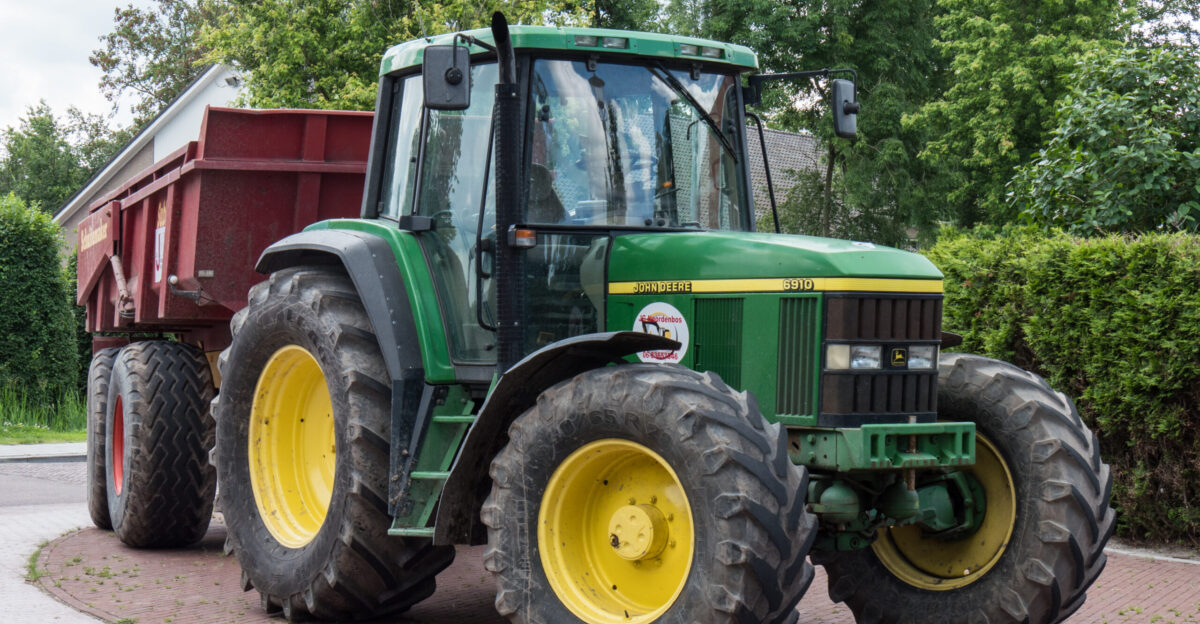 John Deere 6910