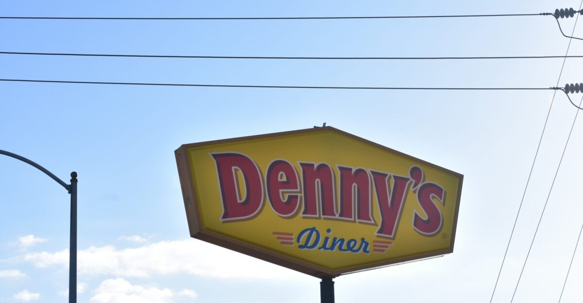 a sign for a restaurant called denny s diner