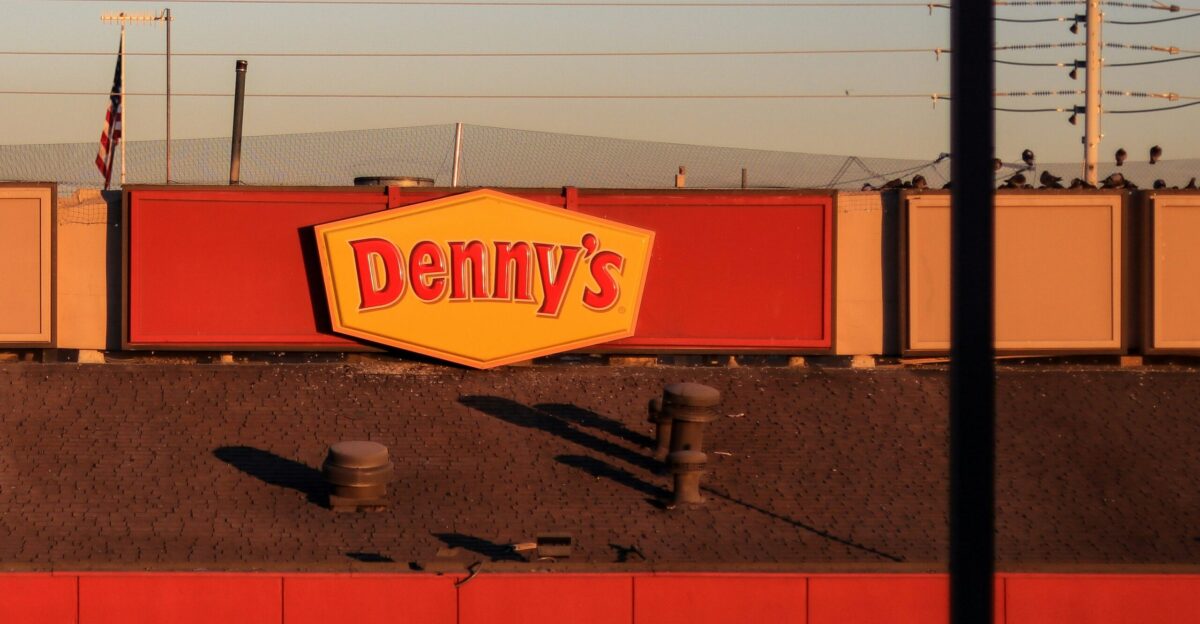 a sign for a restaurant called denny s on the side of a building