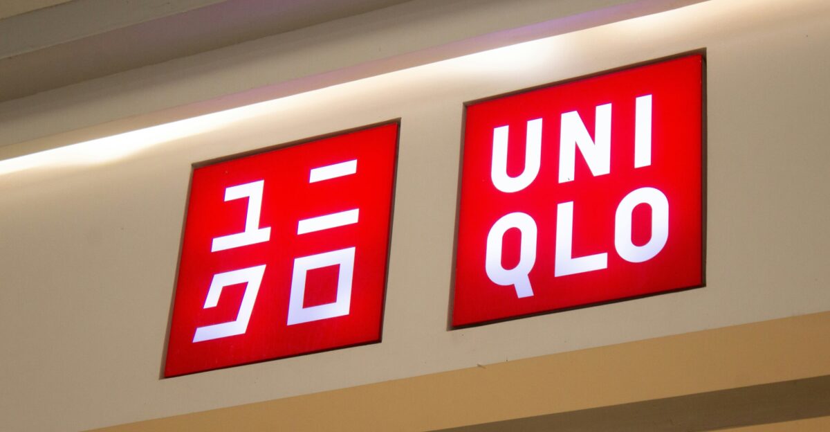 Red uniqlo logo with japanese characters