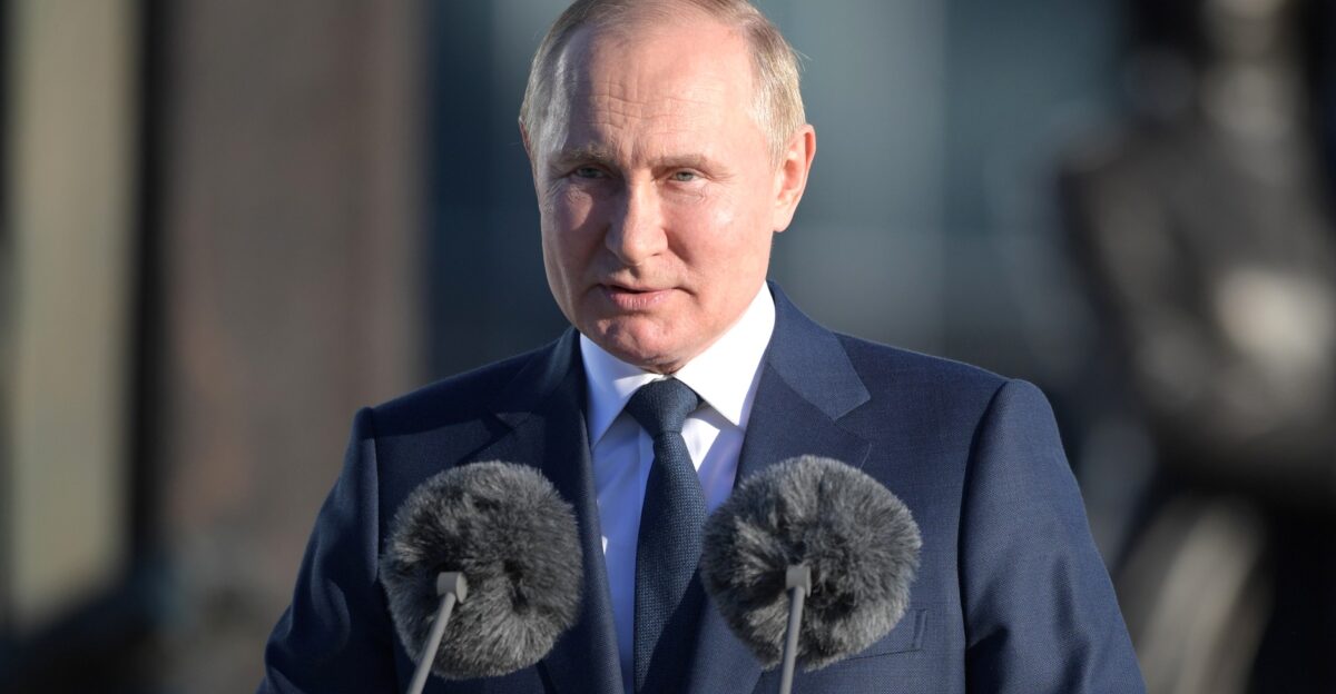 The President laid flowers at the Fatherland Valour Honour monument at the Foreign Intelligence Service headquarters in Moscow and congratulated the Service s current staff and veterans on the centenary of illegal intelligence