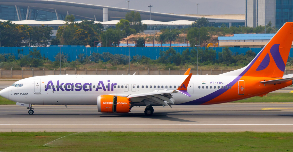Akasa Air 737 max 8-200 slowing down at Bengaluru Airport