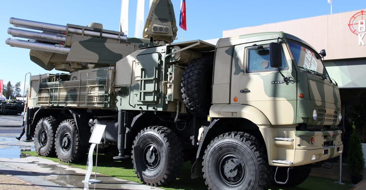 ZRPK 96K6 Pantsir -S1s novoy SOTs inogda etu BM nazyvayut Pantsir -S2 odnako ofitsial nogo podtverzhdeniya net 96K6 Pantsir-S1 with new radar sometimes this vehicles is called Pantsir-S2 but there is still no official confirmation
