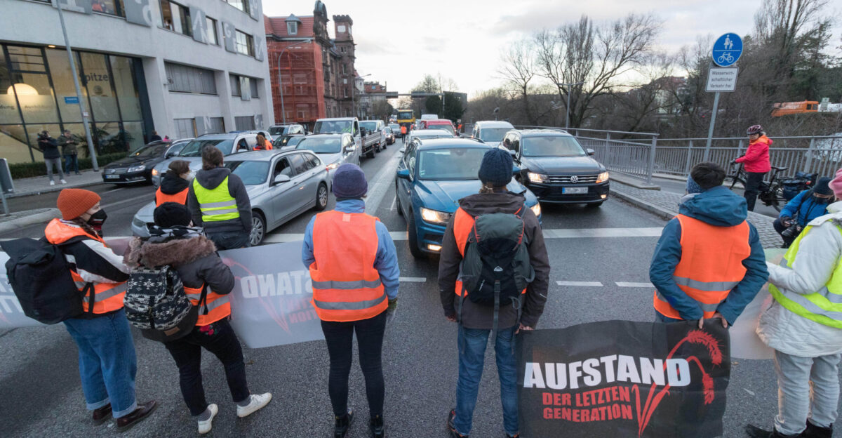 Aufstand der Letzten Generation - Stra enblockade in Freiburg f r eine Agrarwende 7 Februar 2022