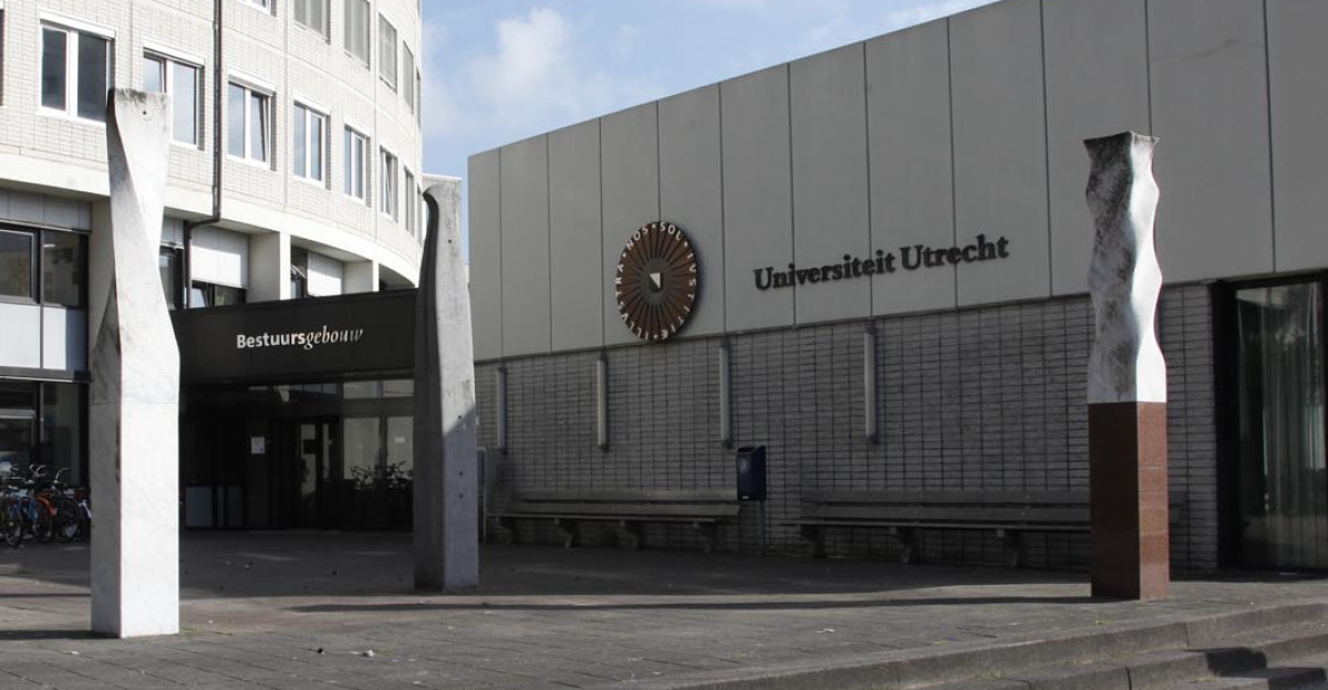 Gezicht op het Bestuursgebouw (Heidelberglaan 8) van de Universiteit Utrecht te Utrecht (2010).
