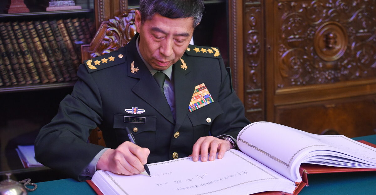 Voennaya delegatsiya Kitayskoy Narodnoy Respubliki vo glave s ministrom oborony general-polkovnikom Li Shanfu v khode ofitsial nogo vizita v Rossiyu posetila Voennuyu akademiyu General nogo shtaba Vooruzhennykh Sil Rossiyskoy Federatsii