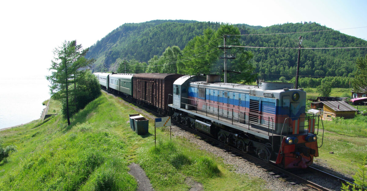 Commuter train TEM2-5419 luggage car food supply car two car from ER9 EMU Stop 110 km Polovinnyi Prigorodnyy poezd Krugobaykal skoy zheleznoy dorogi pod TEM2-5419 Bagazhnyy vagon vagon-lavka i dva vagona ot elektropoezda ER9 Ostanovka 110 km Polovinnyy