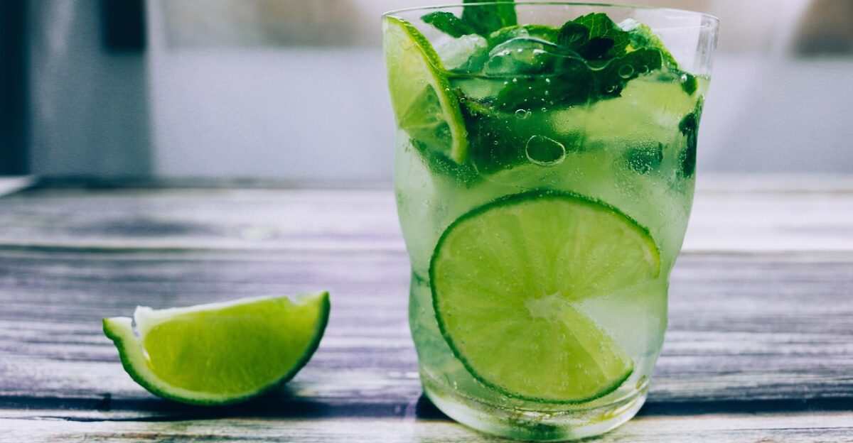 cocktail beverage lemon ice water glasses mint