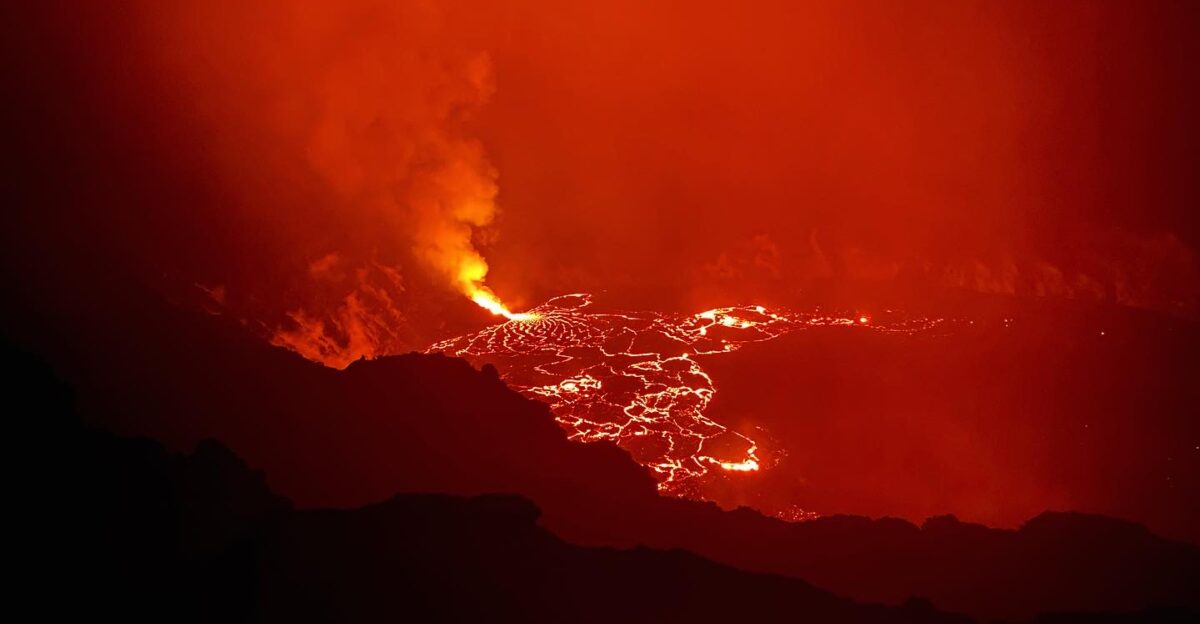 K lauea - Volcano eruption at night