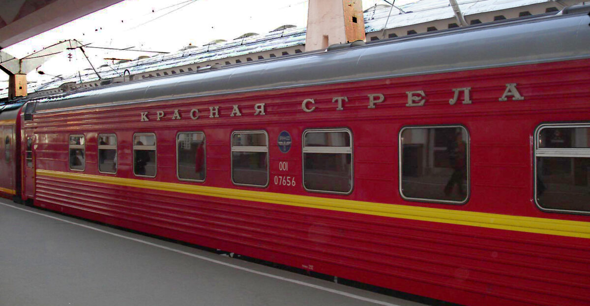 russian named passenger train Krasnaya Strela St Peterburg - Moskovskii station