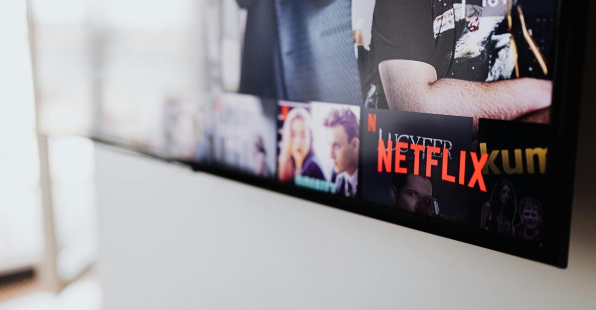 Selective focus of a Netflix screen on a smart TV in an indoor setting