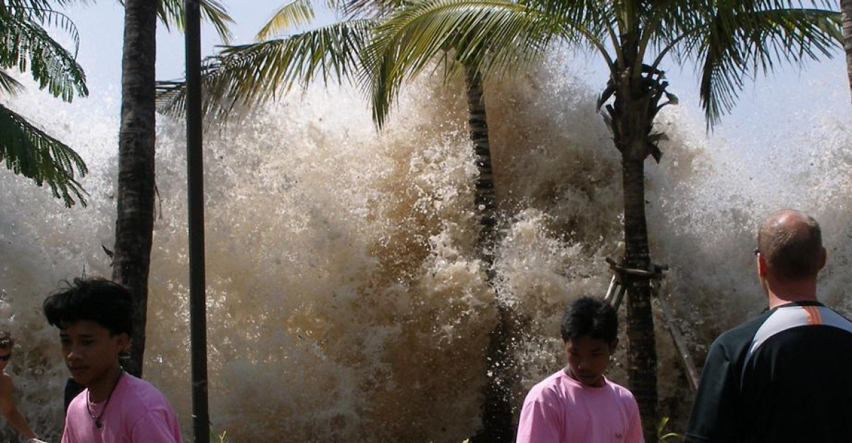 A photograph of the <a href="https://en.wikipedia.org/wiki/2004_Indian_Ocean_earthquake" class="extiw" title="en:2004 Indian Ocean earthquake">2004 tsunami</a> in <a href="https://en.wikipedia.org/wiki/Ao_Nang" class="extiw" title="w:Ao Nang">Ao Nang</a>, <a href="https://en.wikipedia.org/wiki/Krabi_Province" class="extiw" title="w:Krabi Province">Krabi Province</a>, <a href="https://en.wikipedia.org/wiki/Thailand" class="extiw" title="w:Thailand">Thailand</a>.