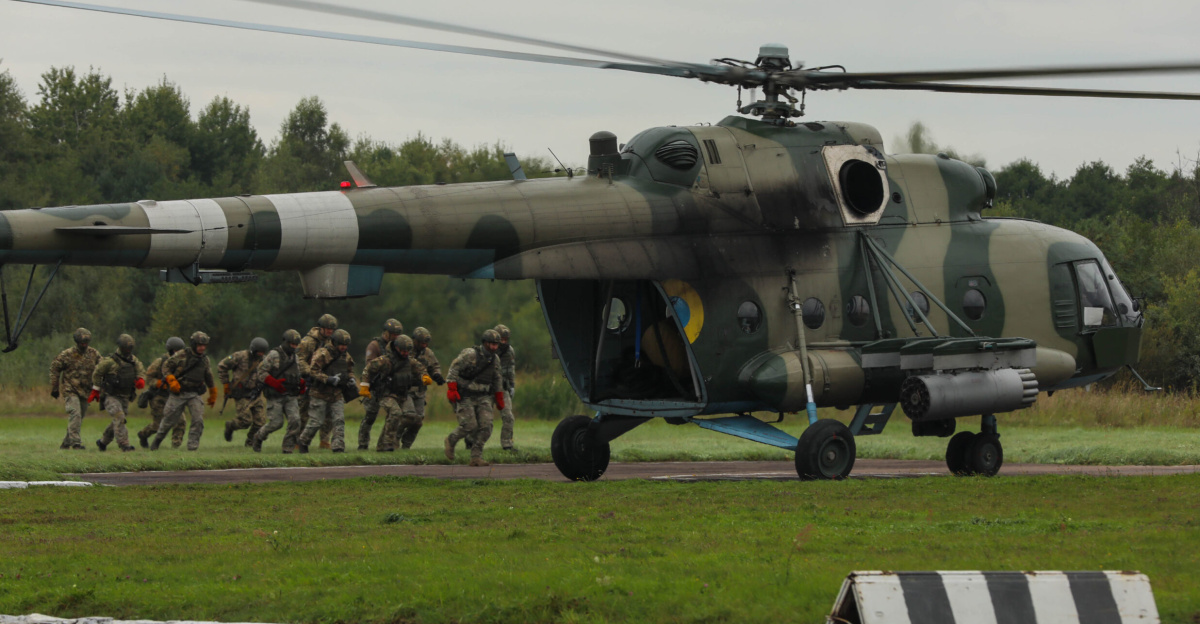 Ukrainian Ground Forces soldiers load onto a Ukrainian Mi-8 helicopter for a fast rope exercise as part of Rapid Trident 2021 at Combat Training Center-Yavoriv near Yavoriv, Ukraine, Sept. 21, 2021. The Rapid Trident 2021 multinational exercise is an important step for Ukraine on its path to NATO, and it is intended to increase the level troop efficiency as well as to improve the compatibility of the headquarters of the Armed Forces of Ukraine, the United States and other NATO members. (U.S. Army photo by Spc. Preston Hammon)