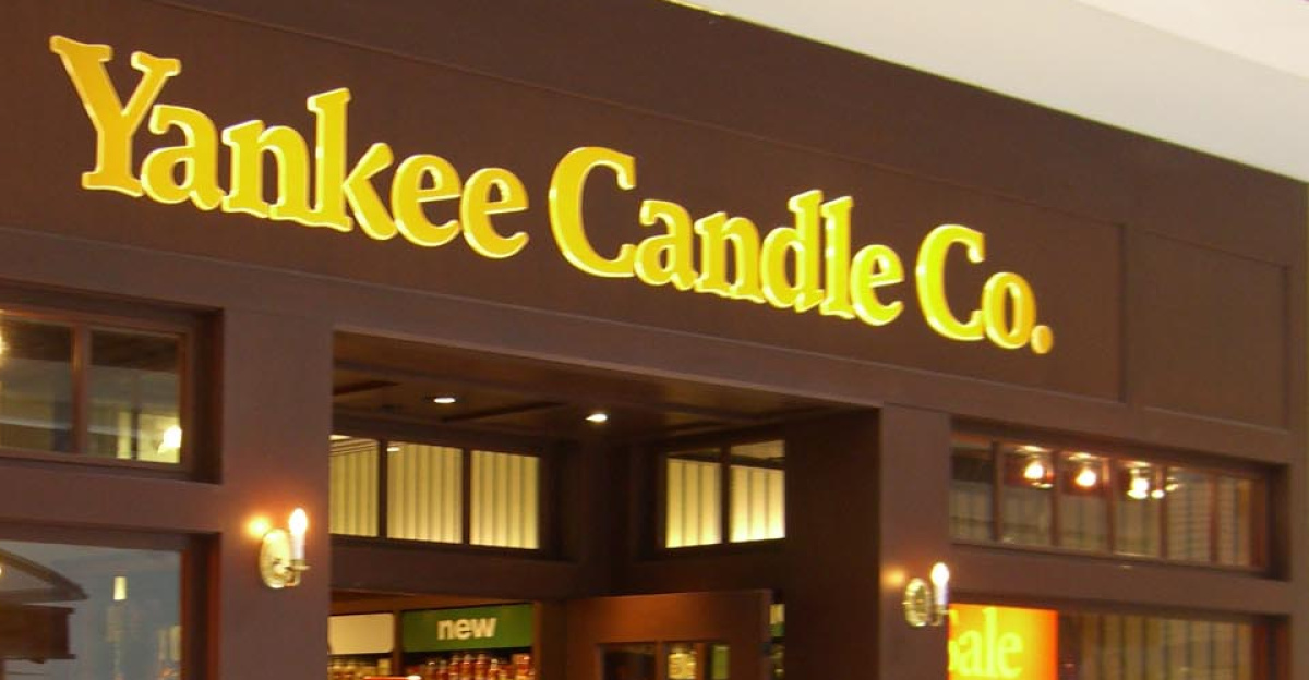 The <a href="https://en.wikipedia.org/wiki/Yankee_Candle" class="extiw" title="en:Yankee Candle">en:Yankee Candle</a> store in the <a href="https://en.wikipedia.org/wiki/Newport_Center_Mall" class="extiw" title="en:Newport Center Mall">en:Newport Center Mall</a> in <a href="https://en.wikipedia.org/wiki/Jersey_City,_New_Jersey" class="extiw" title="en:Jersey City, New Jersey">en:Jersey City, New Jersey</a>. Taken <a href="https://en.wikipedia.org/wiki/October_1" class="extiw" title="en:October 1">en:October 1</a>, <a href="https://en.wikipedia.org/wiki/2007" class="extiw" title="en:2007">en:2007</a> by <a href="https://en.wikipedia.org/wiki/User:Nightscream" class="extiw" title="en:User:Nightscream">Luigi Novi</a>.
