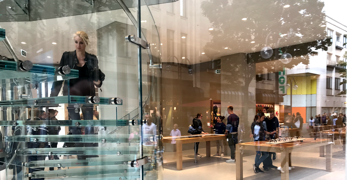 Look inside an Apple Store Cologne