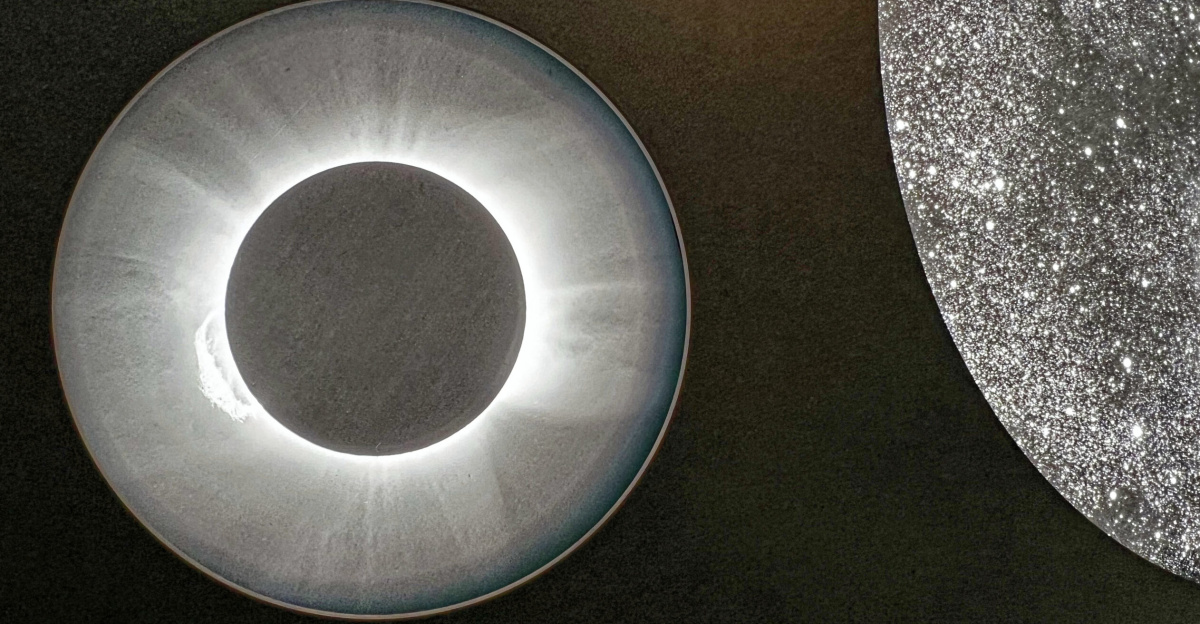 Links Aufnahme mit einem Sonnenteleskop, das die Sonne mit einerBlende abschattet. Durch die Schaffung einer künstlichen Sonnenfinsternis, erhält man mittels des spektrometrische Koronographen (LASCO) koronale Massenausbrüche, die von der Sonne durchbrechen, wie aus der Sicht der Erde gesehen, entstanden im Rahmen der ESA / NASA Solar and Heliospheric Observatory (SOHO) Mission. Rechts ein normaler Nachthimmel.