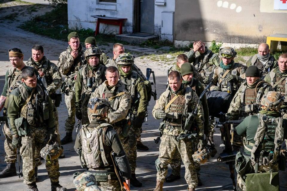 Saber Junction-2018 ukra ns k desantniki u sklad sil OpFor organ zuvali oboronu m sta Ubensdorf P drozd l 13-go okremogo desantno-shturmovogo batal yonu 95- okremo desantno-shturmovo brigadi Desantno-shturmovikh v ys k Zbroynikh Sil Ukra ni yakiy bere uchast u navchann Seybr Dzhankshn-2018 Saber Junction-2018 v N mechchin otrimav zavdannya u sklad sil OpFor organ zuvati oboronu m sta Ubensdorf Yak rozpov v komandir desantno-shturmovo roti kap tan van Fedorenko tse navchal ne m stechko zbudovane spets al no dlya v dpratsyuvannya boyu v m s kikh umovakh - V ep zod z oboronoyu m sta bude zad yano dv roti sil OpFor Zavdannya nasho - utrimuvati sam naseleniy punkt a amerikans ka zabloku p dstupi do m sta Reshta sil OpFor v z me p d kontrol aerodrom - utochniv of tser U poperedn omu ep zod navchannya Seybr Dzhankshn-2018 ukra ns kiy p drozd l u sklad bagatonats onal no batal yonno taktichno grupi Blekfut visunuvsya v rayon zoseredzhennya de roztashuvavsya na n chniy v dpochinok - Tam u rayon komandir nasho batal yonno taktichno grupi kap tan Shorter utochniv nastupnu zadachu p drozd lam Zavdannya dlya nas bulo skladne - probiti koridor dlya osnovnikh sil u boyovikh poryadkakh suprotivnika Ale ya ne sumn vavsya scho mi zmozhemo vikonati yogo vchasno yak sno - rozpov v kap tan van Fedorenko P d chas vikhodu do rayonu vikonannya zavdannya ukra ns k desantniki v dbili k l ka napad v protivnika V p dsumku rota usp shno probila koridor u boyovikh poryadkakh protivnika ta zavolod la klyuchovoyu d lyankoyu m stsevost Ukra ns k desantniki na m zhnarodnikh navchannyakh Saber Junction-2018 v d grali ostann y ep zod - b y u m st Ponad 4 5 godini rota 13-go okremogo desantno-shturmovogo batal yonu 95- brigadi Desantno-shturmovikh v ys k Zbroynikh Sil Ukra ni utrimuvala oboronu m stechka Ubensdorf Ep zod roz gruvavsya v ramkakh m zhnarodnikh navchann Saber Junction-2018 aktivna faza yakkhi provodit sya u format force on force - v ys ka proti v ys k Real n st boyovikh z tknen v takomu format m tu t sya za dopomogoyu lazerno sistemi MILES Na navchann ukra ns k v ys kov d yut u sklad bagatonats onal no batal yonno taktichno grupi Blekfut Kr m ukra nts v do ne uv yshli dv roti amerikans kikh rota bolgars kikh v ys kovikh Ubensdorf - spets al no zbudovane dlya trenuvan nevelichke m stechko na v ys kovomu pol gon Khokhenfel s v N mechchin Naperedodn ukra ns k desantniki zaynyali m sto protyagom dobi gotuvalisya do yogo oboroni - obladnuvali pozits stavili navchal n m ni stvoryuvali zagorodzhennya toscho Protivnik v tsey chas namagavsya proschupuvati pozits ukra nts v silami nevelikikh rozv duval nikh grup B y rozpochavsya na sv tanku o 4 35 koli p drozd li BluFor vtrich perevazhayuchimi silami atakuvali peredov p drozd li sil OpFor navkolo m sta - Vit snivshi abo rozgromivshi peredov p drozd li suprotivnik peregrupuvavsya z dvokh stor n z skhodu ta p vdnya rozpochav shturm nasho roti u m st - pov domiv komandir desantno-shturmovo roti kap tan van Fedorenko - Razom z nami d yali bliz ko dvadtsyati amerikans kikh v ys kovikh scho v d yshli z okolits U m stechku shturmov grupi sil BluFor zustr li shaleniy op r ukra nts v Produmana sistema oboroni trokhi v ys kovikh khitrosch v ta post yne manevruvannya desantnik v m zh budinkami ta poverkhami zrobili ep zod oboroni m sta dinam chnim napruzhenim - Zrozum lo scho tse gra Tomu azart emots z obokh stor n zashkalyuvali Bulo chimalo sp rnikh moment v ale komanda profes ynikh sposter gach v yak takozh grayut rol sudd v namagalasya momental no vladnati ts spori - rozpov v kap tan van Fedorenko - P drozd l OpFor u sklad yakogo d yala nasha rota na tsikh navchannyakh tse sili protistoyannya Mi organ zuvali g dniy sprotiv protrimalisya b l sh n zh chotiri z polovinoyu godini scho bulo ots neno oboma storonami ts gri Upravl nnya zv yazk v z gromads k styu Zbroynikh Sil Ukra ni