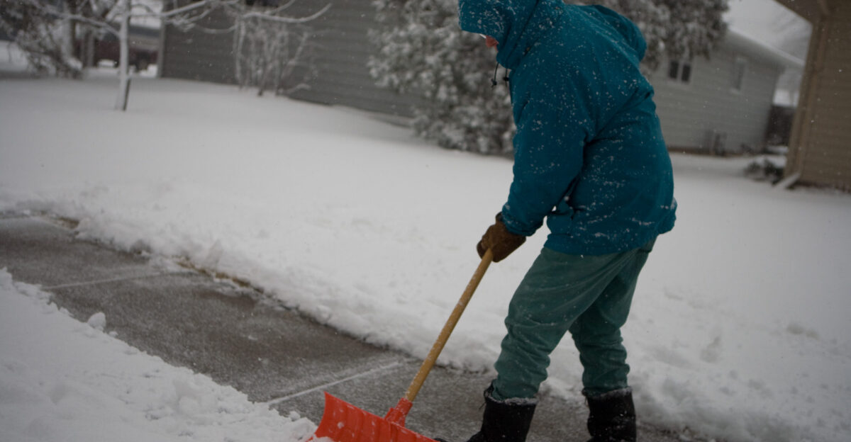 Fargo ND March 30 2009 -Heavy snow falls in the Oak Grove neighborhood and residents continue to dig out Andrea Booher FEMA