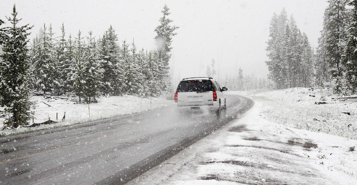 snow road suv winter car nature car wallpapers vehicle drive driving road trip snowstorm snowing snowfall conifers coniferous snow covered