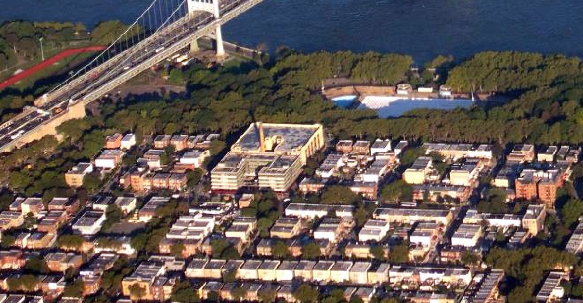 Aerial view of the en Hell Gate Bridge and one span of the en Triborough Bridge between en Astoria Park Queens and en Wards Island New York City The pedestrian en Wards Island Bridge can be seen at the top of the photo