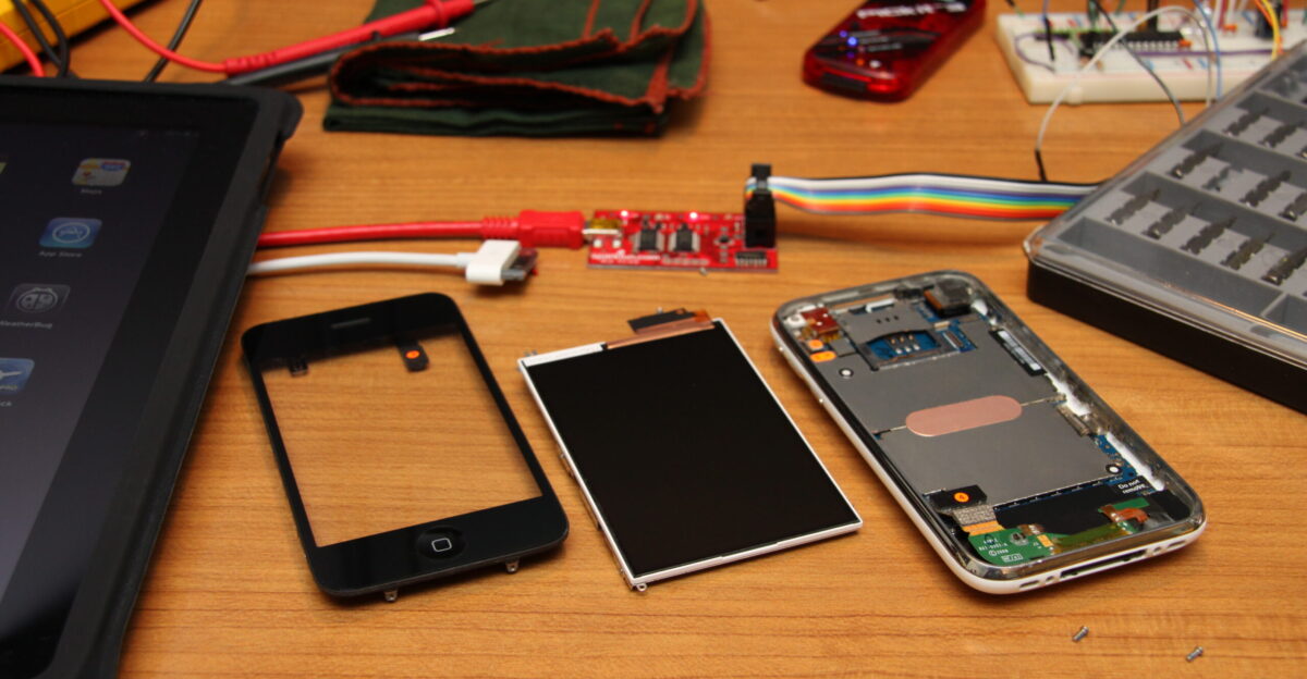 Removing dust from an iPhone