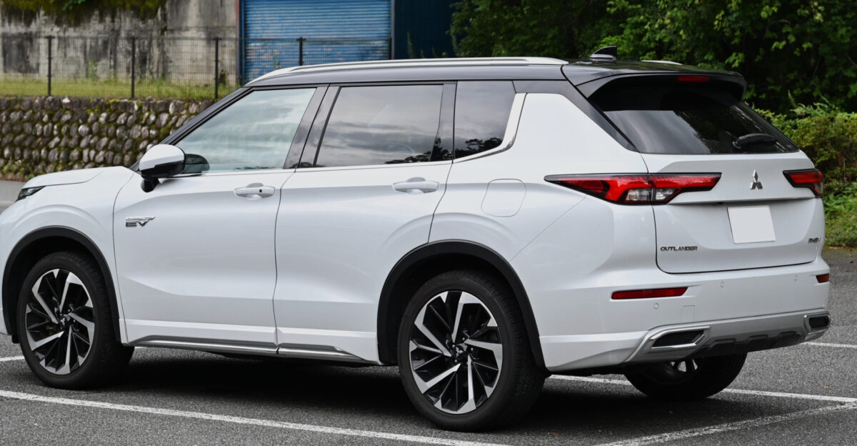2024 Mitsubishi Outlander PHEV P with optional roof rail engine hood emblem front corner garnish side under garnish rear corner garnish