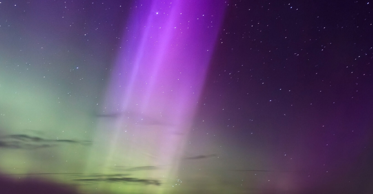 Multicolored aurora borealis, northern lights over Brastad, Lysekil Municipality, Sweden. Photo taken from Tuntorp. Sometimes you are lucky enough to get these tall pillars stabbing down from the sky. They usually don’t last more than a minute or two, and you need to keep your head on a swivel on such nights because they pop up in random sections of the sky, almost like they are taunting you. These pillars that are hundreds of kilometers high (reaching the altitudes where satellites are <a rel="nofollow" class="external autonumber" href="https://www.thealaskacollection.com/aurora-height-chart">[1]</a>), are easier to see down at my latitude than up at the Polar circle, since we see them from the side and people further up north get a worm’s eye view of them from below. I don’t think this is a <a href="https://en.wikipedia.org/wiki/STEVE" class="extiw" title="w:STEVE">STEVE</a>, since those tend to be even longer. There might be a couple of proto-STEVEs in the pillar since the white-ish light lingered longer than the pillar, but they are very insignificant.
