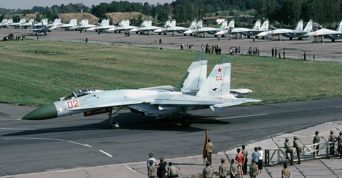 Russian Air Force Sukhoi Su-27 Su-27S at Stargard Poland 02 red A Flanker of the 159th Interceptor Wing taxiing for its return to Russia