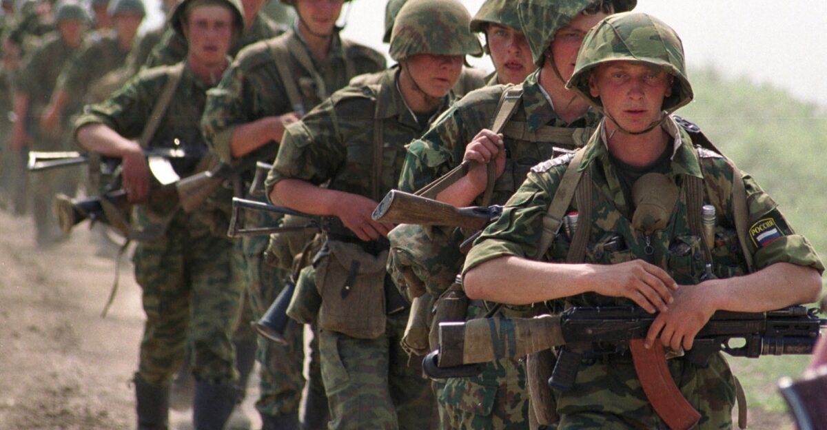 Russian soldiers during the Second Chechen War 2000 2000x1391