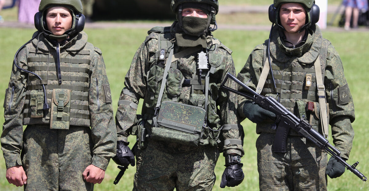 Zaschitnyy komplekt dlya ekipazhey bronirovannykh mashin 6B48 Ratnik-ZK v dvukh variantakh i variant komplekta boevoy ekipirovki Ratnik s KRUS Strelets AFV crew individual protection kit 6B48 Ratnik-ZK in two variants and a variant of Ratnik infantry combat system with KRUS Strelets intelligence control and communications system